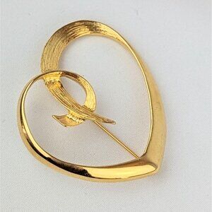 Gold Heart Shaped Brooch Pin Vintage Gold-tone Sweet Valentine Heart Pin 1980s